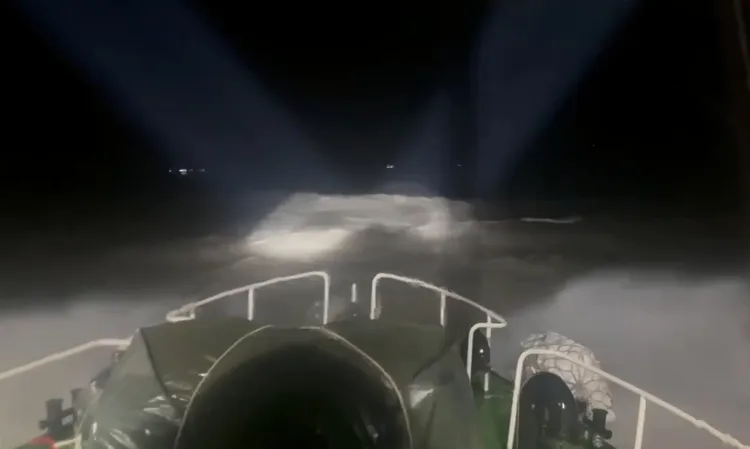 海巡署出動艦艇驅離。海巡署提供