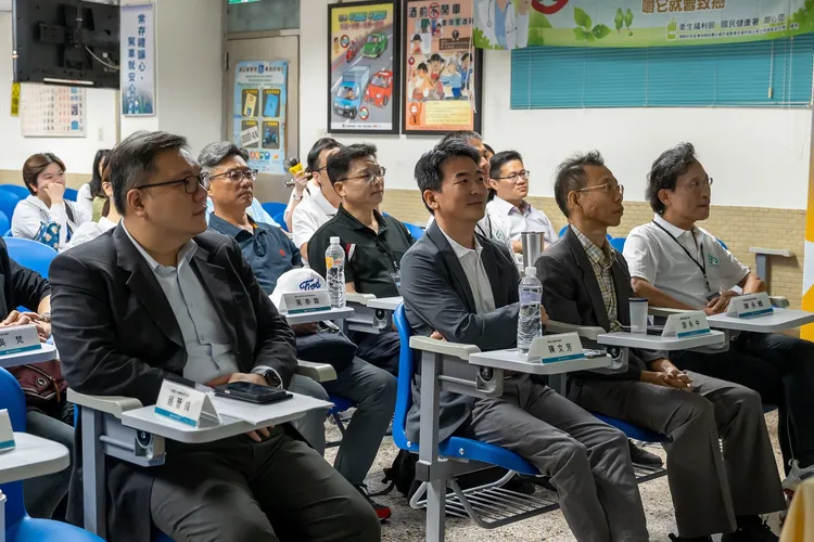 安駕訓練活動分成室內講解以及室外動態體驗，室內講解課程部分由財團法人車輛安全審驗中心主任及車輛研究測試中心試車場專業人員主講。主辦單位提供