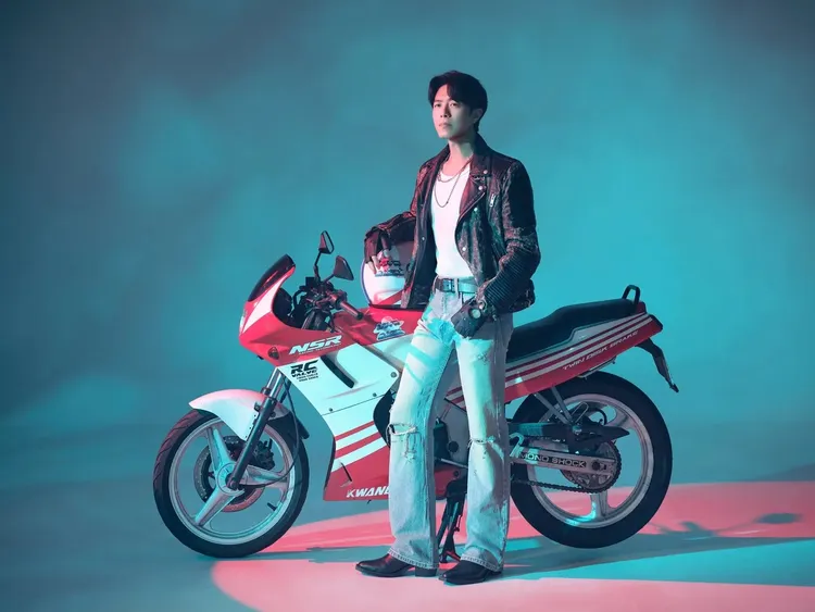 韋禮安在新歌《愛我沒錯》MV中化身帥氣飆仔。索尼音樂提供