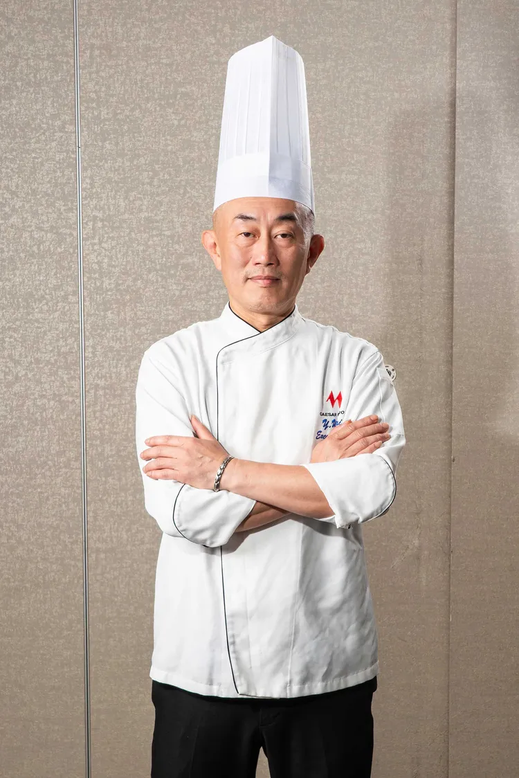 凱撒飯店連鎖行政總主廚戴于益專業領導下，帶領廚藝團隊持續精進、勇於突破，體現追求卓越的精神。凱撒飯店連鎖提供