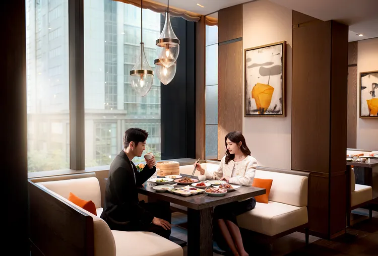 台北新板希爾頓青雅中餐廳融合現代創意與當代料理技法，結合本地食材、演繹出新派粵菜的嶄新風貌。凱撒飯店連鎖提供