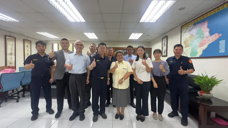 新北市府瑞芳警分局與日台交流協會領事室室長國金榮江等人，今日實地走訪九份老街，針對外籍旅客安全及觀光治安議題，與九份商圈發展協會執行長許仲琛交流。警方提供