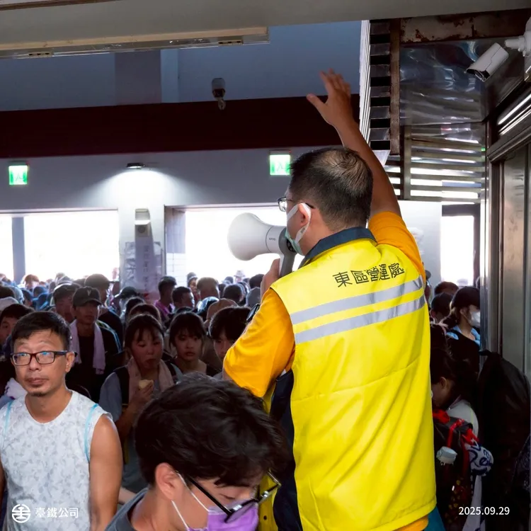 今早的光復站仍是滿滿的志工人潮，台鐵也出動引導人員確保乘客動線順暢。翻攝自台鐵臉書