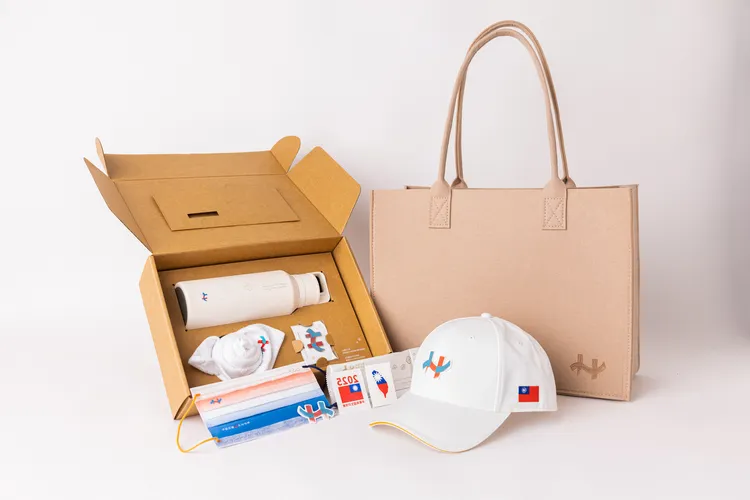 114年國慶大會禮賓紀念品開箱。慶籌會提供