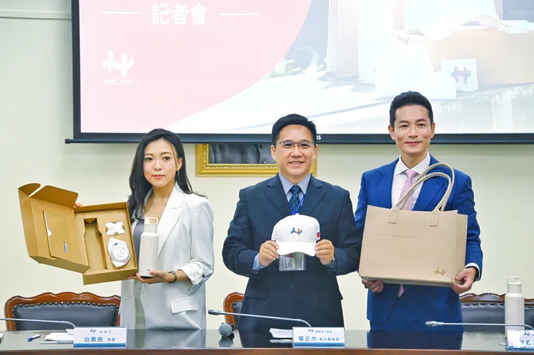 114年國慶大會禮賓紀念品開箱。慶籌會提供