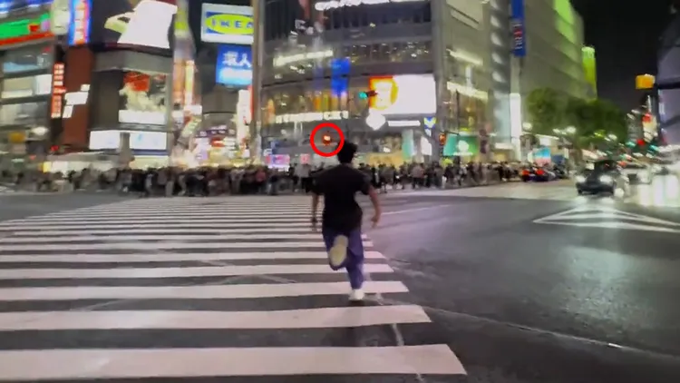 一名疑似中國人的年輕男子，在澀谷十字路口闖紅燈跑到路中間後，躺在斑馬線上拍照。翻攝自X