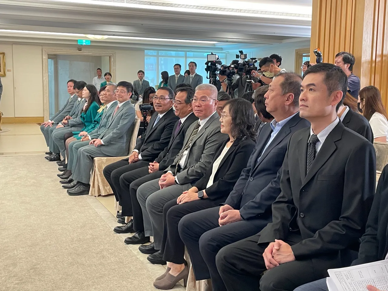 台湾新北地方检察署襄阅主任检察官李超伟、检察长郭永发、新北市政府侯友宜市长、新北市政府警察局方仰宁局长、林新晃副局长、地政局汪礼国局长、杨悦君副局长,及玉山银行黄男州董事长、暨银行员工合影留念。警方提供