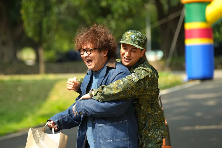 曾子余（右）邀請好友納豆參加懇親會。台視提供