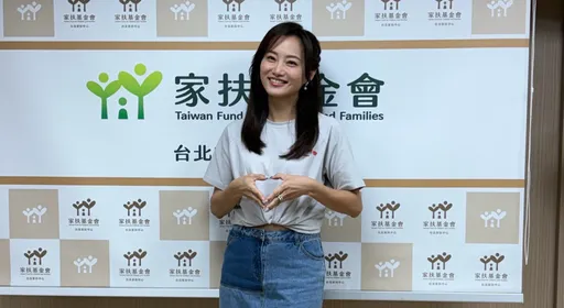 赵小侨曝隐疾严重到无法抬腿 刘亮佐蹲著帮穿裤子