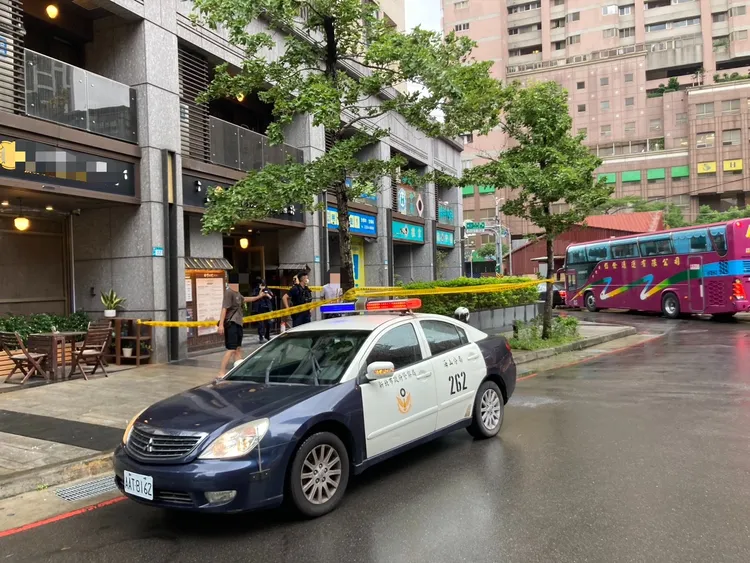 警消到場時，養生館員工已自行撲滅火勢，歹徒也已徒步逃逸，未搶得分毫。翻攝畫面