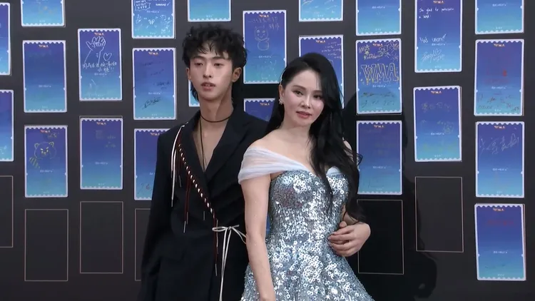 伊能靜（右）和庾恩利昨晚聯袂出席「微博音樂盛典」。翻攝微博音樂盛典微博