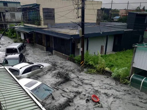 马太鞍溪堰塞湖溢流 淹没光复市区街道画面曝!民众躲2楼「好恐怖」