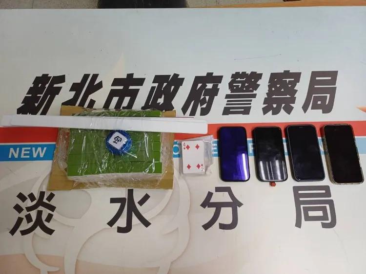 警方查扣電子支付賭金的手機、當籌碼的撲克牌與麻將賭具。翻攝畫面