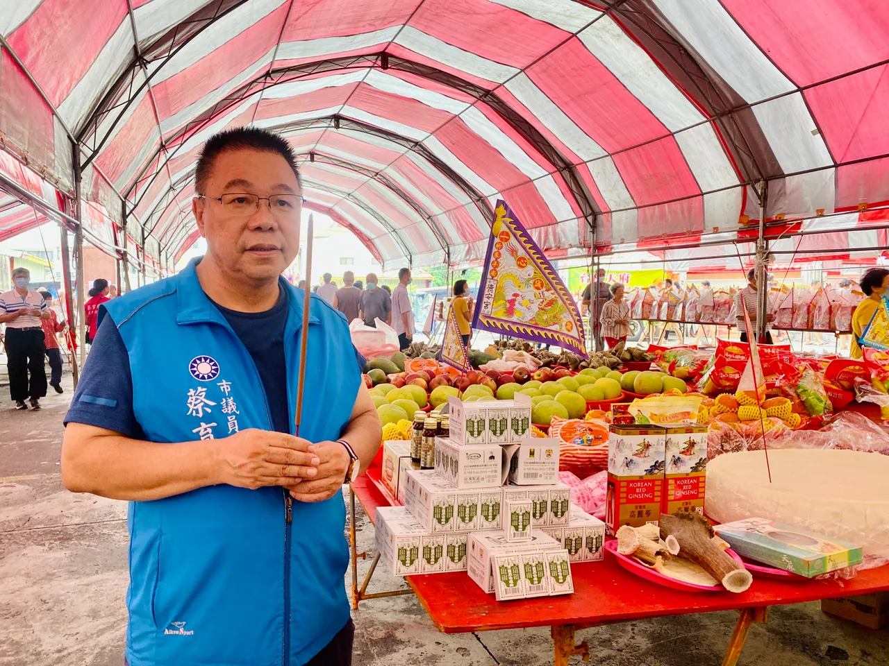 台南新营济安宫曾举办「药普」,以药品、药材祭拜好兄弟。南市议员蔡育辉提供
