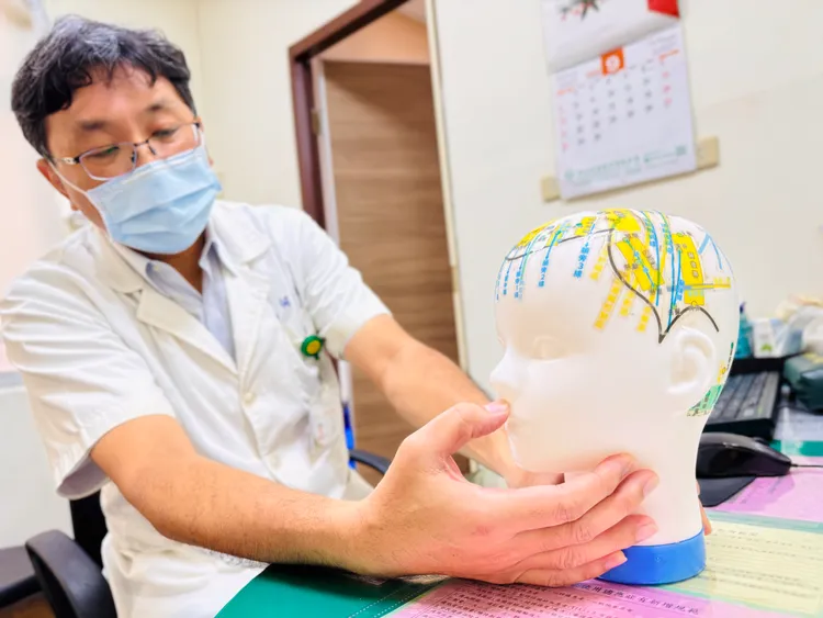 新營醫院中醫部主任何裕鈞建議，可用有薄荷腦成分的油膏，塗抹在指定穴位，緩解類似中屬狀況。院方提供