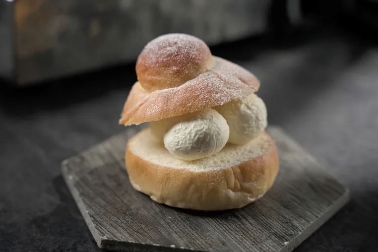 「不插電炭火饗宴」的雙人及四人套餐以布里歐冰淇淋劃下清爽甜美的句點。君品酒店提供