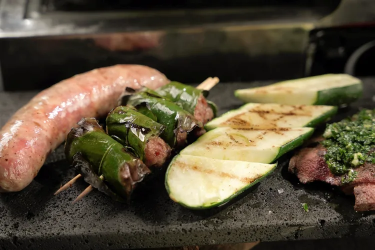 「Ciao西西里牛排餐酒館」的手工香腸、碳烤新鮮豬肝串及西西里檸檬葉烤肉丸是餐廳招牌。君品酒店提供