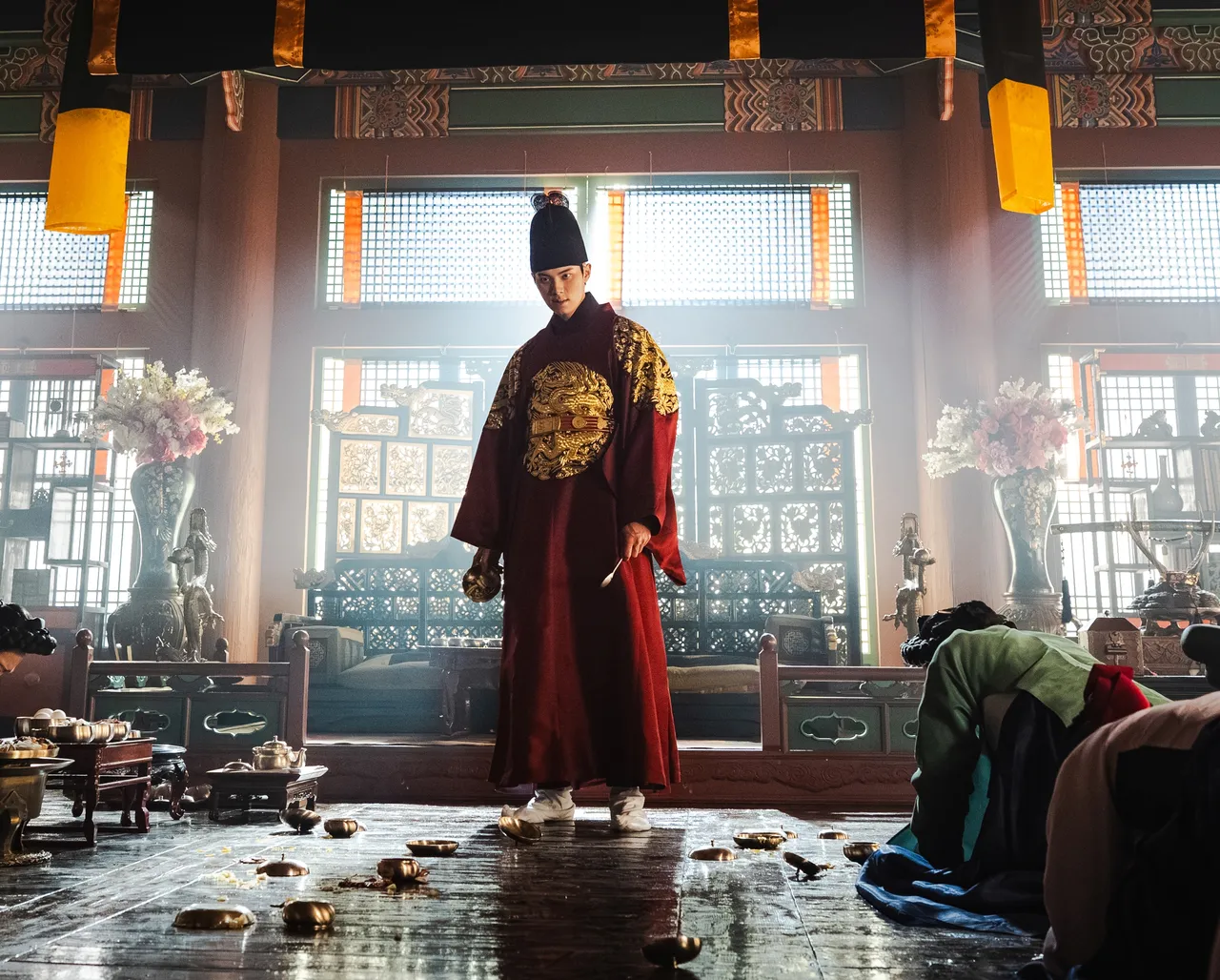 身高190公分的李彩玟戴上翼善冠,拍摄时常会撞到帘子。Netflix提供