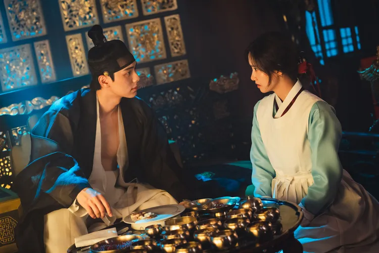 潤娥（右）把法式餐點融入宮廷料理，征服李彩玟的味蕾。Netflix提供