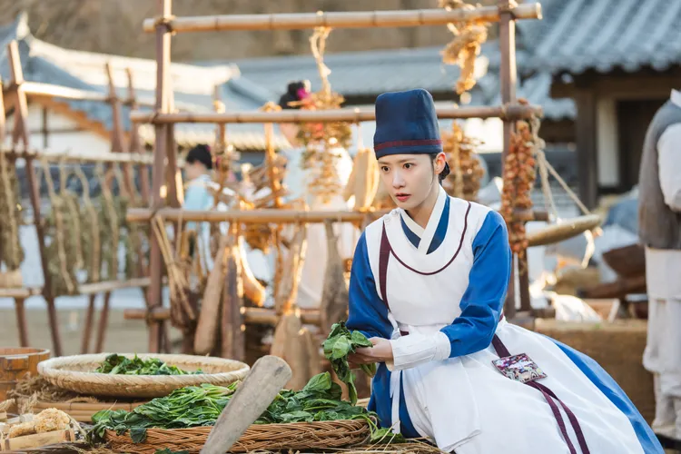 潤娥戲裡無預警穿越回古代，成為君王的御廚待令熟手。Netflix提供