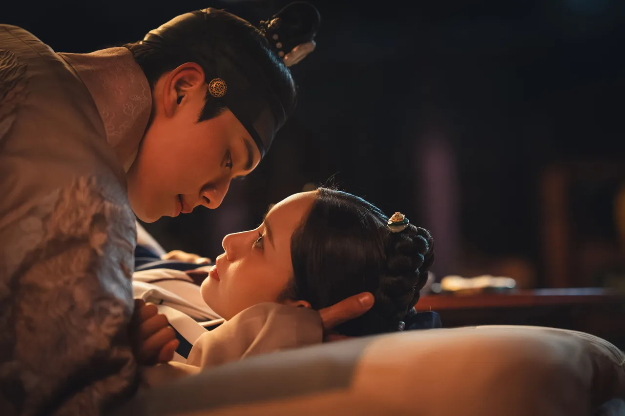 李彩玟第4集情不自禁吻上润娥。Netflix提供