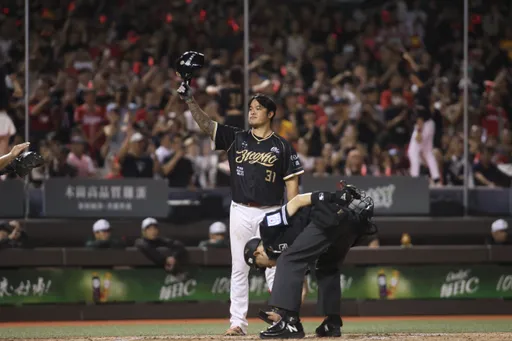 林智勝22年職業生涯用全壘打寫傳奇!但球迷最難忘「這一撞」