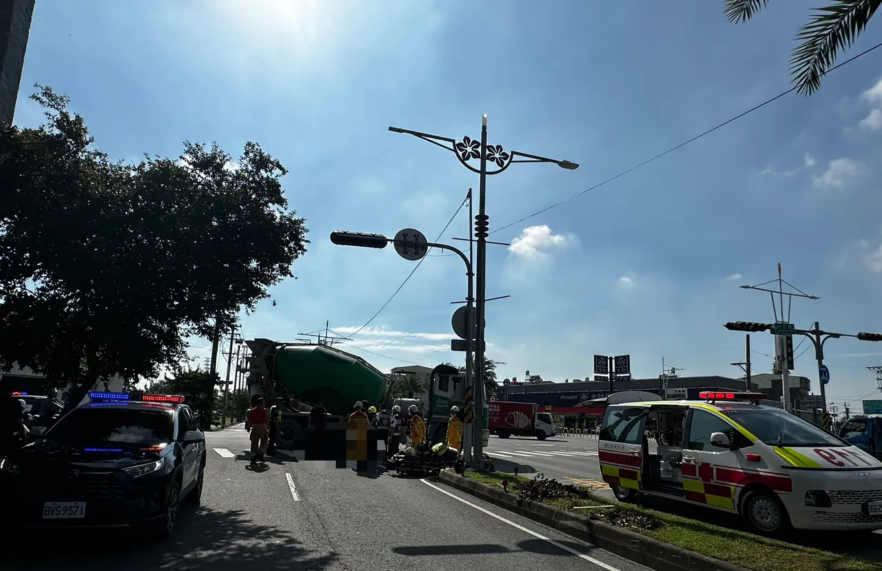 水泥預拌車轉彎未注意後方來車,將腳踏車女騎士當場輾死。翻攝畫面