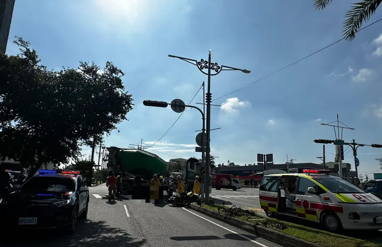 水泥預拌車轉彎未注意後方來車，將腳踏車女騎士當場輾死。翻攝畫面