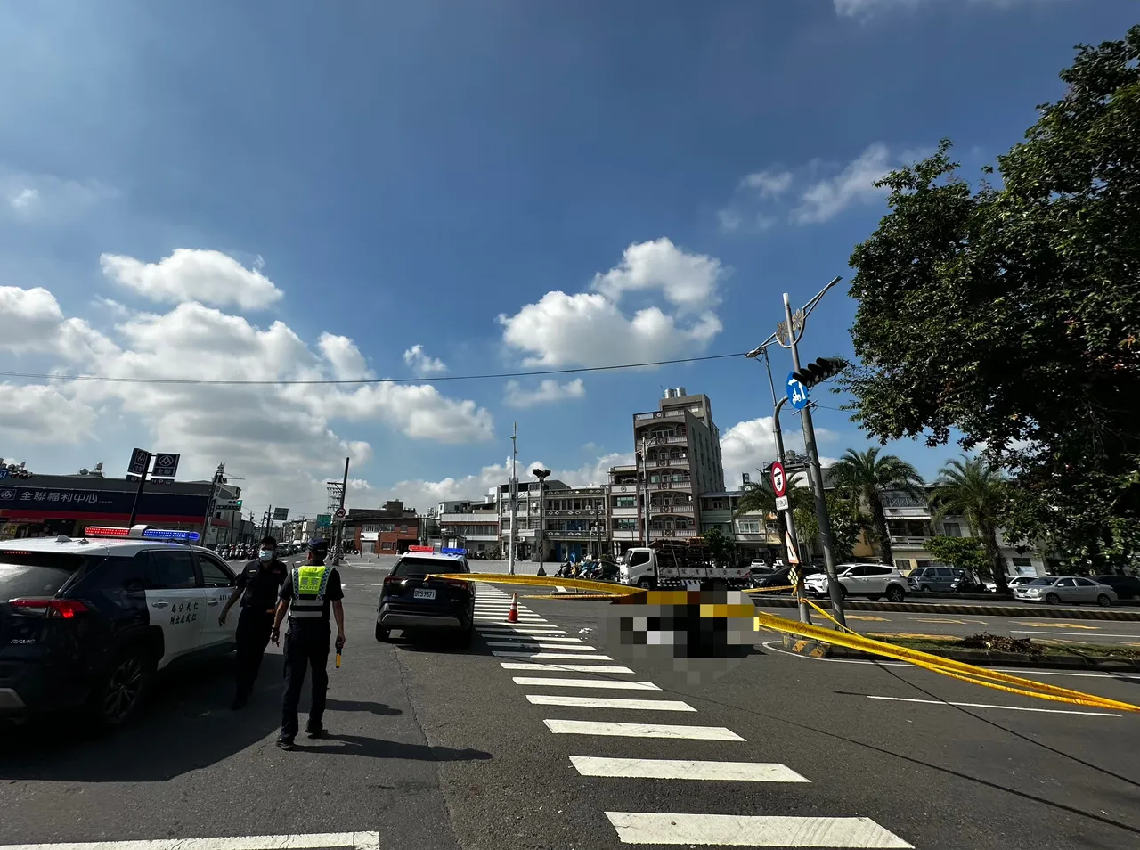 水泥預拌車轉彎未注意後方來車,將腳踏車女騎士當場輾死。翻攝畫面