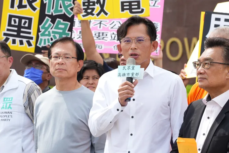 民眾黨團總召黃國昌率團考察興達電廠。民眾黨提供