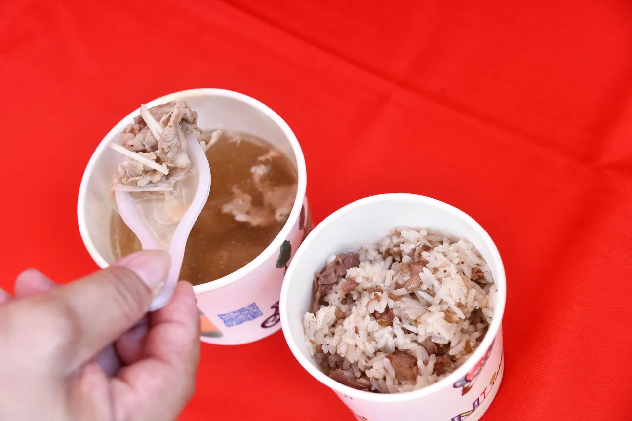 现场发送羊肉汤、羊肉米糕等美食。县府提供