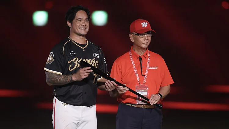 魏應充（右）昨宣布林智勝（左）轉任味全龍教練。彭欣偉攝