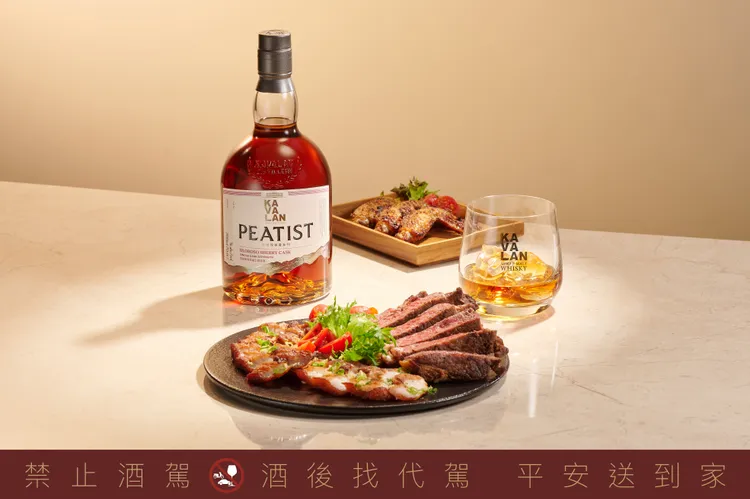 「波本桶泥煤威士忌原酒單一麥芽威士忌」帶有熱帶水果、香草與泥煤煙燻氣息，清爽而細緻，特別適合搭配海鮮燒烤，提升餐桌上的輕盈氣息。業者提供