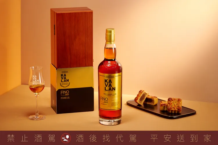 「噶瑪蘭經典獨奏 Fino 雪莉桶威士忌原酒單一麥芽威士忌」，乳脂軟糖的柔和香甜調性，具備絕佳平衡感，與中秋月餅的甜形成絕妙呼應。業者提供