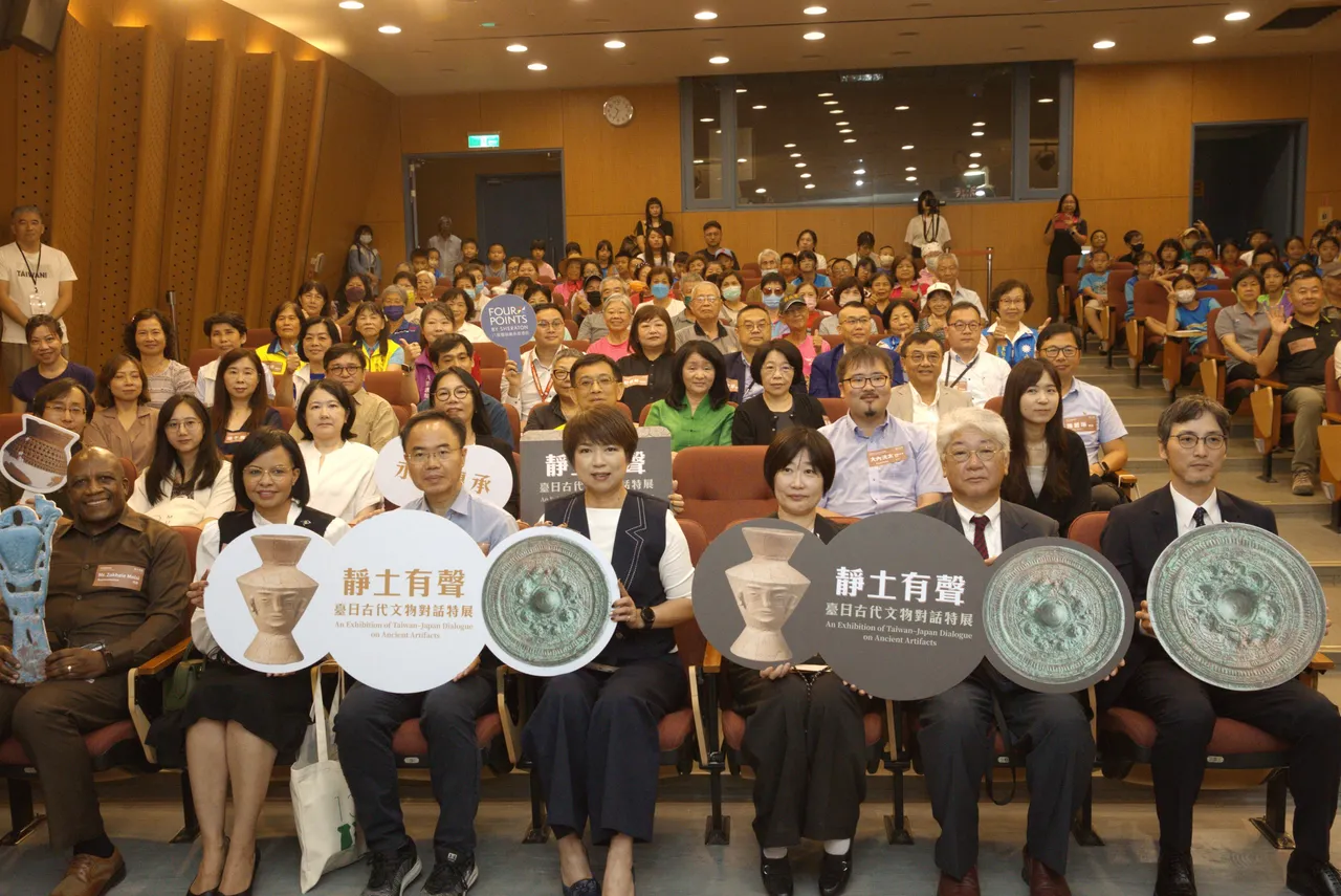 「静土有声:台日古代文物对话特展」今日于十三行博物馆盛大开幕。馆方提供