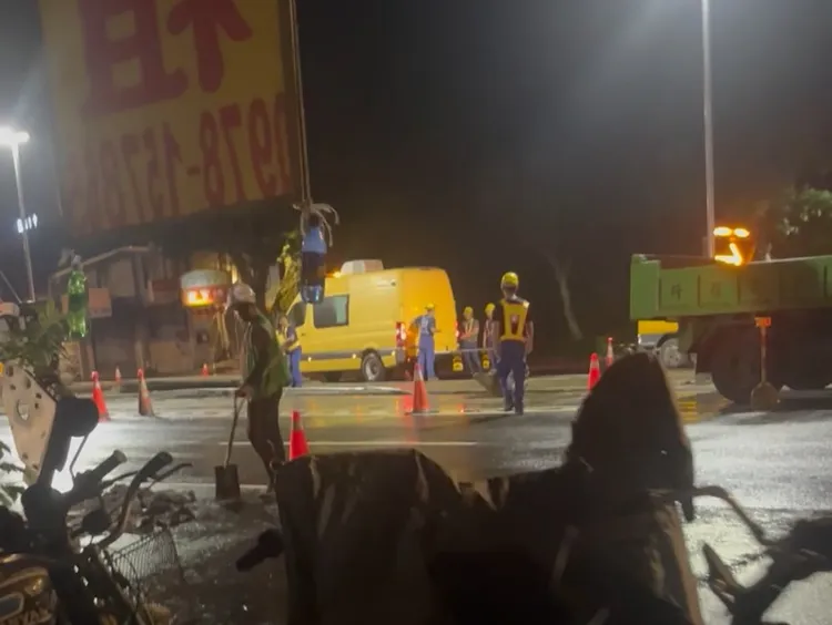 居民拍下公館圓環深夜施工情況，怪手敲擊聲不斷，影響附近住戶安寧。讀者提供