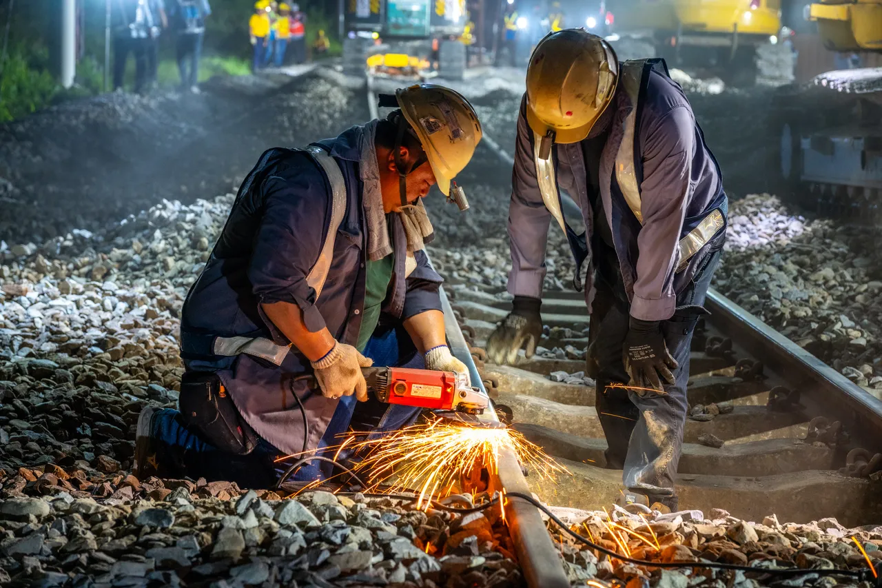 花东铁路双轨计划须精准把握夜间有限「黄金施工时间」,进行土建、轨道、电车线到号志联锁等测试作业。