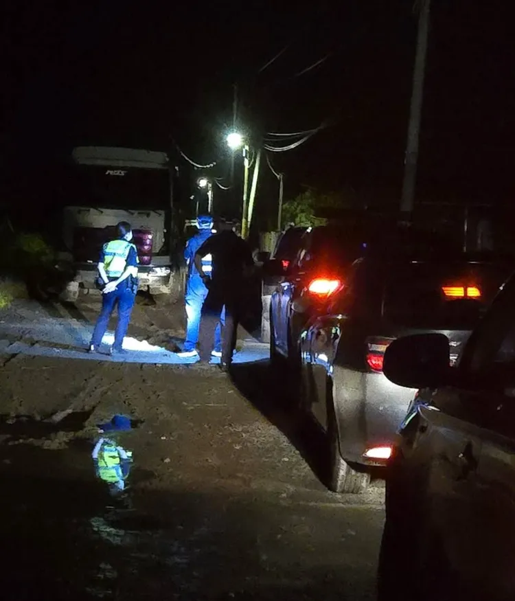 旗山警發現可疑怪手後立刻通報環保局人員到場稽查。翻攝畫面