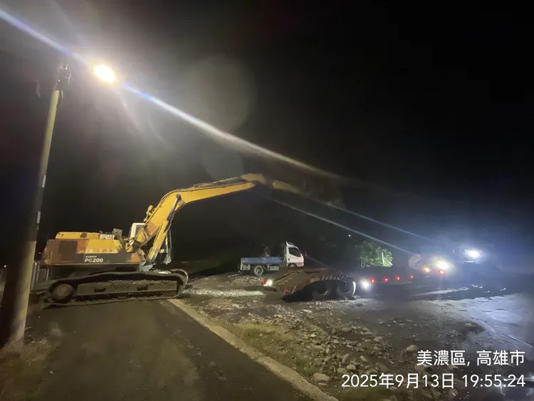 旗山警發現可疑怪手後立刻通報環保局人員到場稽查。翻攝畫面