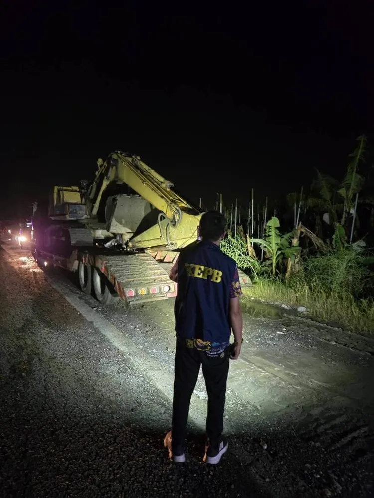 旗山警發現可疑怪手後立刻通報環保局人員到場稽查。翻攝畫面