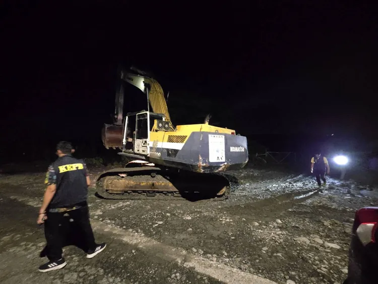 旗山警發現可疑怪手後立刻通報環保局人員到場稽查。翻攝畫面