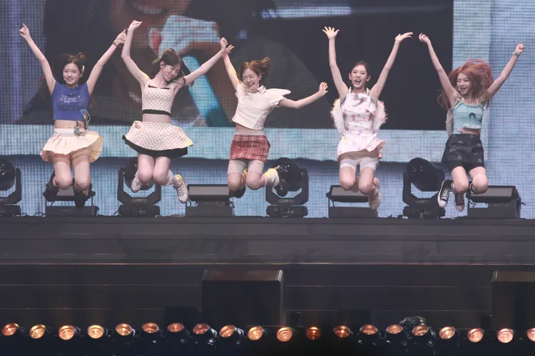 KiiiKiii展現青春活力，跳得超高。彭欣偉攝