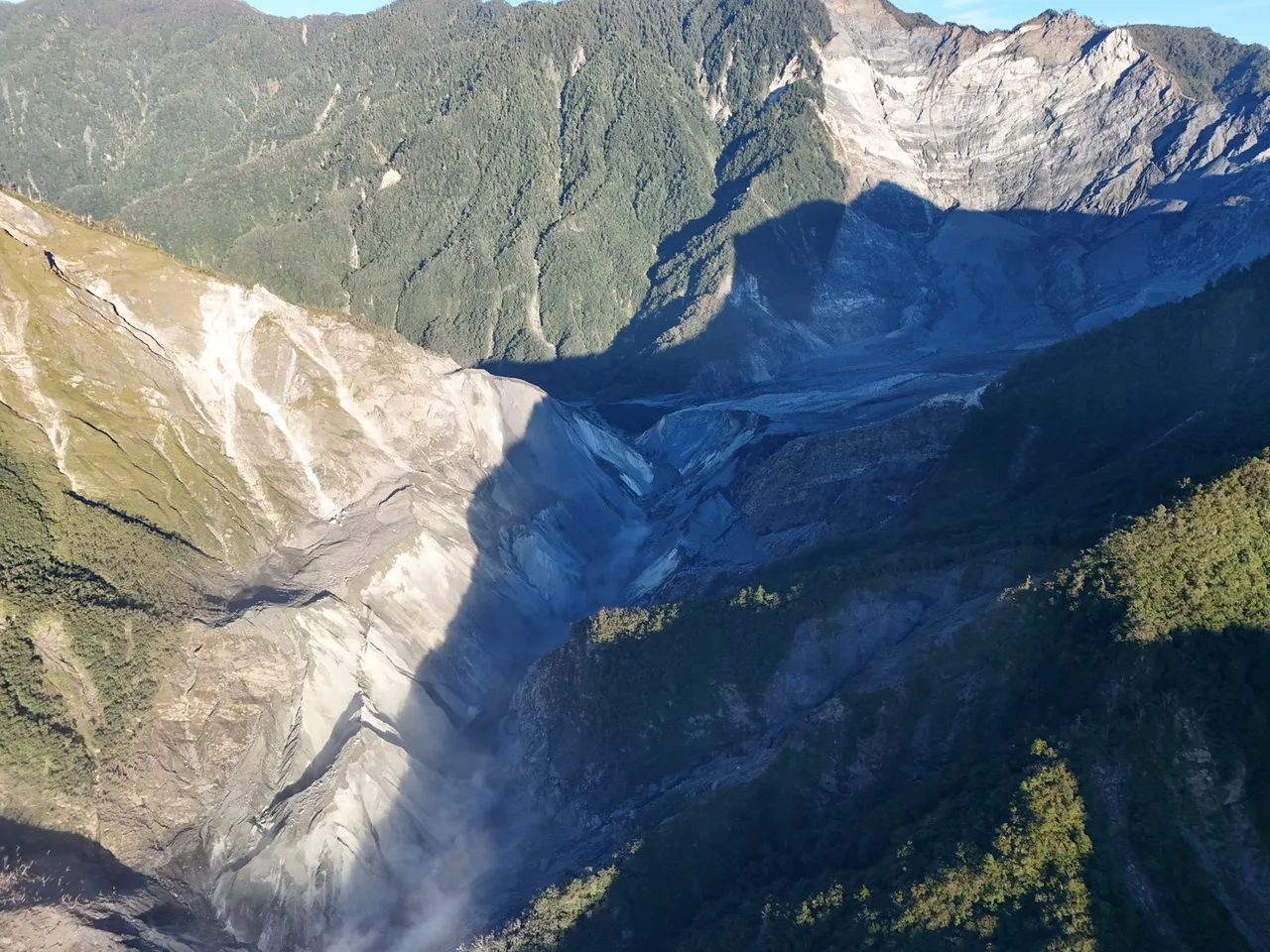 坝体土石方已减少8810万立方公尺(原2亿立方公尺,剩56%)。林保署提供
