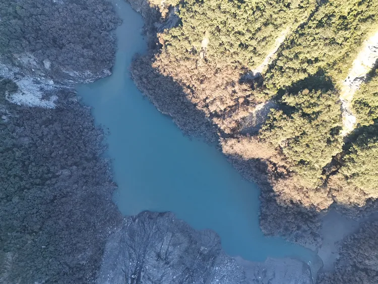 今日上午水位1021公尺，湖區面積13.5公頃（相較9/27，減少1.5公頃)。林保署提供