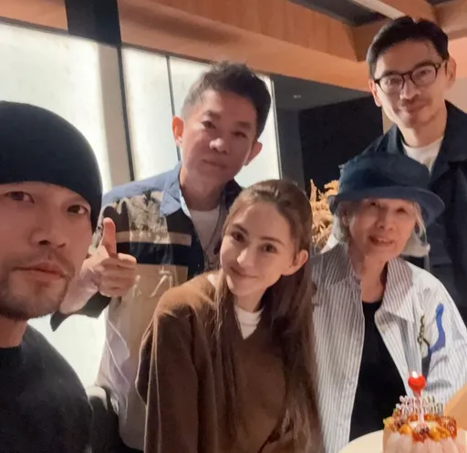 周杰伦揪爱妻昆凌欢庆妈妈生日 阿KEN厉害了!一句话逗她笑得「花枝乱颤」