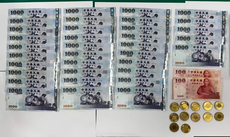 警方起出來源不明現金。竹北警分局提供