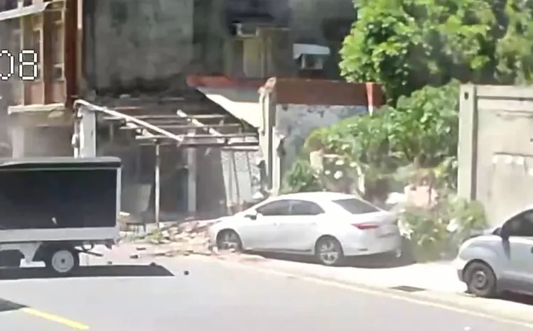 停放於圍牆外的小客車遭殃。翻攝畫面