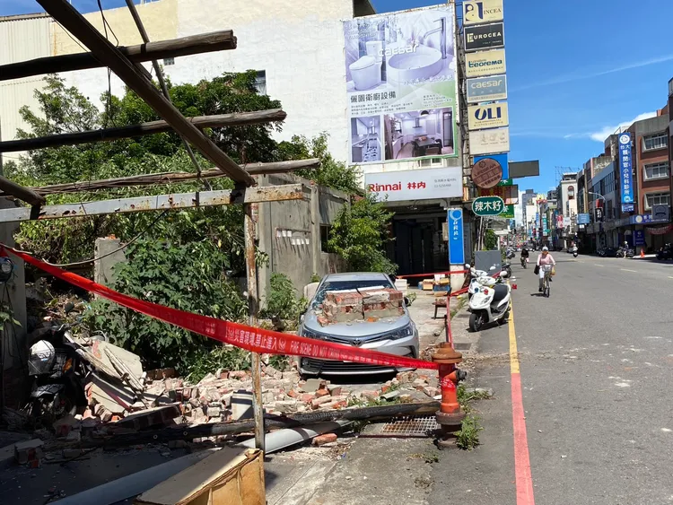 停放於圍牆外的小客車遭殃。翻攝畫面