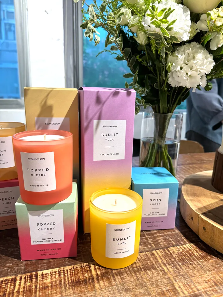 繽紛饗宴系列擴香瓶130ml／1800元、香氛燭1600元。張家玲攝