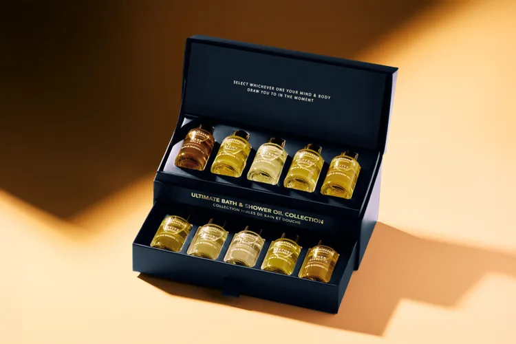 典藏芳療精油珠寶盒，經典沐浴油9ml*10，4000元。品牌提供